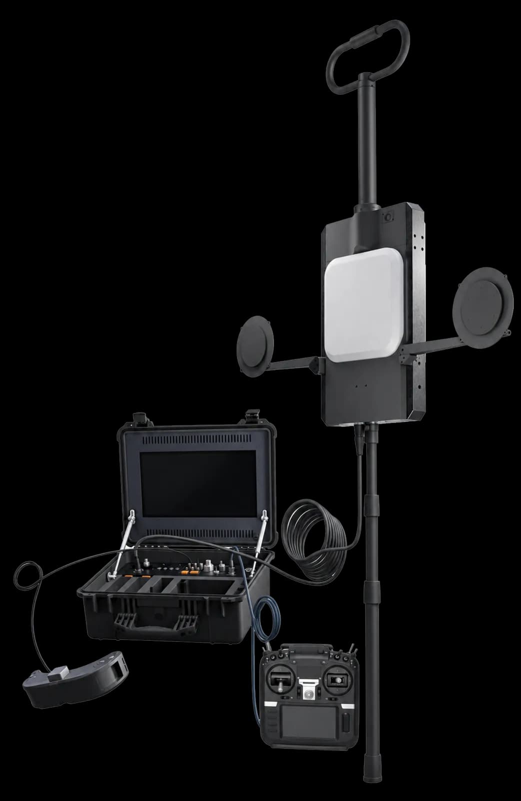 Mástil de antena junto a una maleta de control con pantalla y un radiocontrol