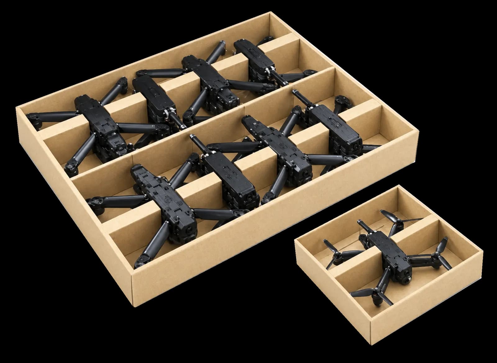 Drones FPV plegados en cajas de cartón, una de ocho unidades y una de una
